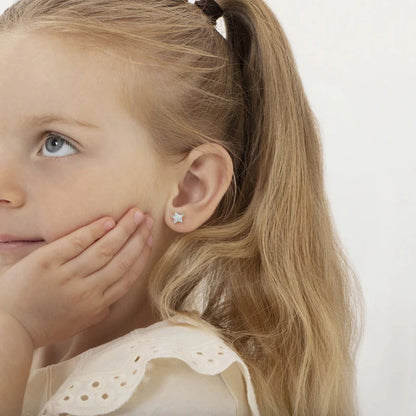 Zilveren kinderoorbellen sterretje opaal look | schroefsluiting - Staartjes en Strikjes