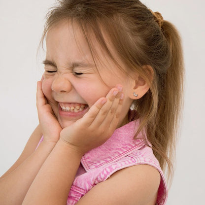 Zilveren kinderoorbellen teckel hondjes | schroefsluiting - Staartjes en Strikjes