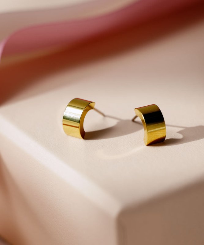 Oorbellen Blomdahl titanium boog goudkleurig 10 mm. (incl. achterkantjes) - Staartjes en Strikjes