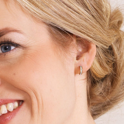 Oorbellen Blomdahl titanium boogje goudkleurig met crystal steentjes 10 mm. (incl. achterkantjes) - Staartjes en Strikjes