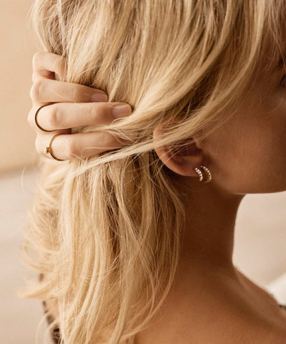 Oorbellen Blomdahl titanium boogje goudkleurig met crystal steentjes 10 mm. (incl. achterkantjes) - Staartjes en Strikjes