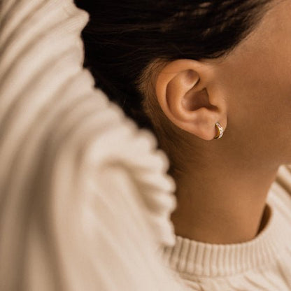 Oorbellen Blomdahl titanium boogje goudkleurig gekleurde crystal steentjes 10 mm (incl achterkantjes) - Staartjes en Strikjes