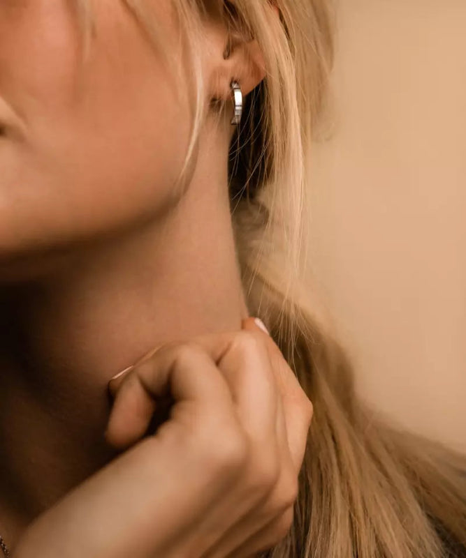 Oorbellen Blomdahl titanium boogje zilverkleurig 15 mm. (incl. achterkantjes) - Staartjes en Strikjes