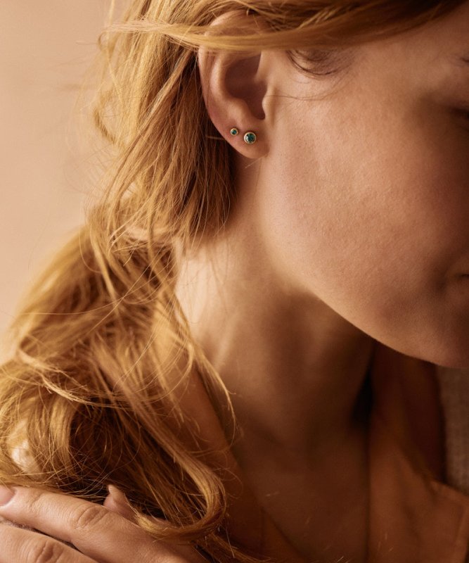 Oorbellen Blomdahl titanium knopje 3 mm. goudkleurig emerald green (incl. achterkantjes) - Staartjes en Strikjes