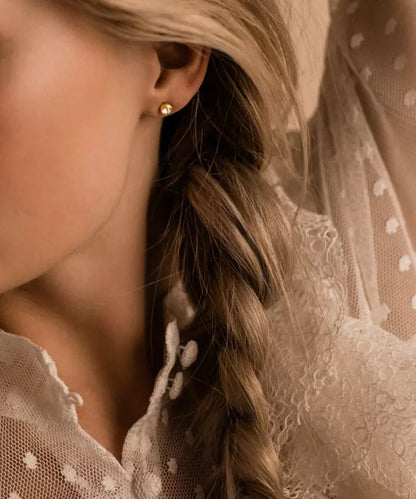 Oorbellen Blomdahl titanium knopje 5 mm. goudkleurig (incl. achterkantjes) - Staartjes en Strikjes