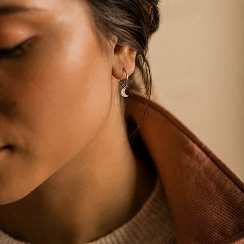 Oorbellen Blomdahl titanium oorringen 14 mm. met maan - Staartjes en Strikjes