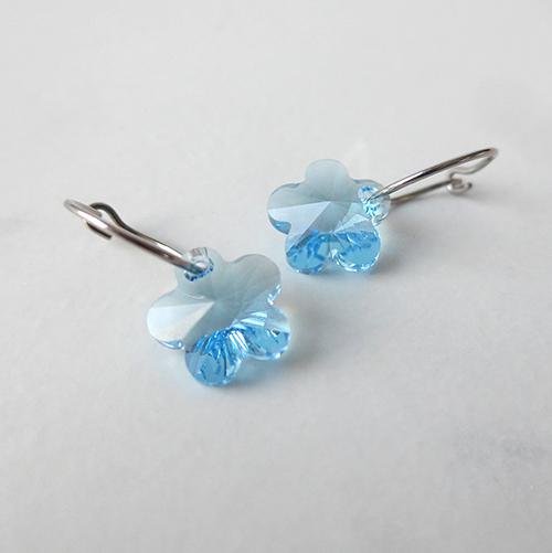 Oorbellen Blomdahl titanium oorringen Swarovski kristal bloemetje blauw - Staartjes en Strikjes
