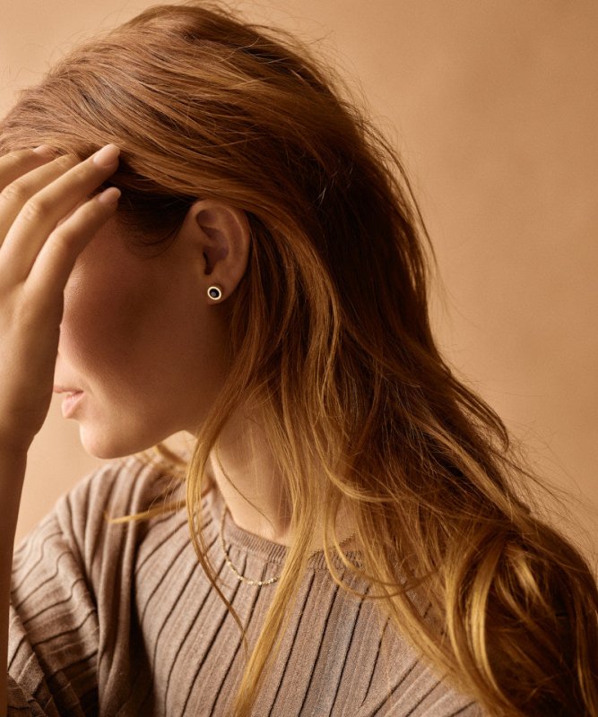 Oorbellen Blomdahl titanium rondje goudkleurig met zwart crystal 8 mm. (incl. achterkantjes) - Staartjes en Strikjes