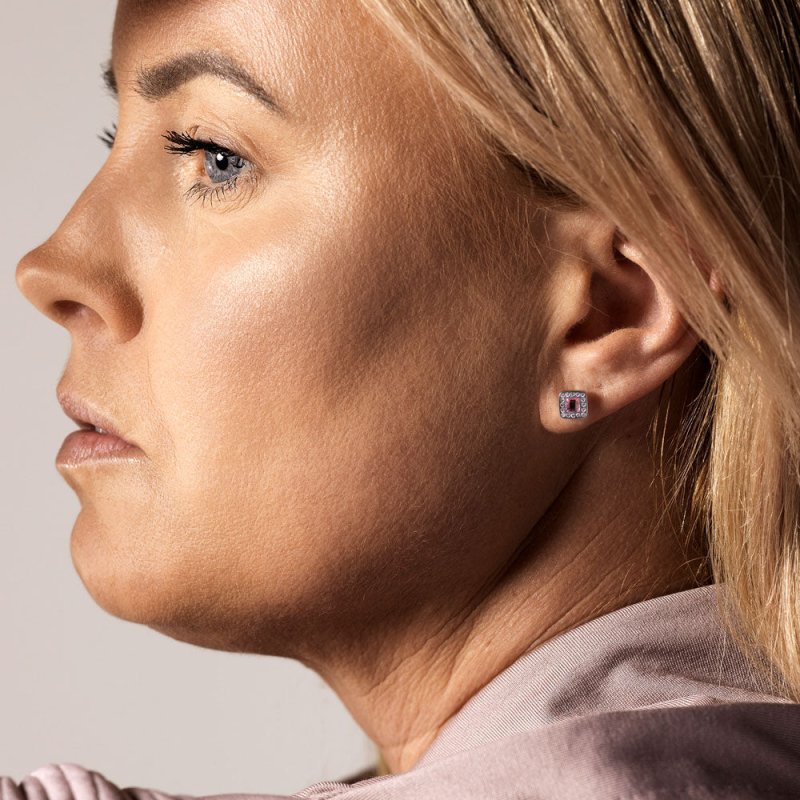 Oorbellen Blomdahl titanium vierkantje 8 mm. met kristalletje/roze (incl. achterkantjes) - Staartjes en Strikjes
