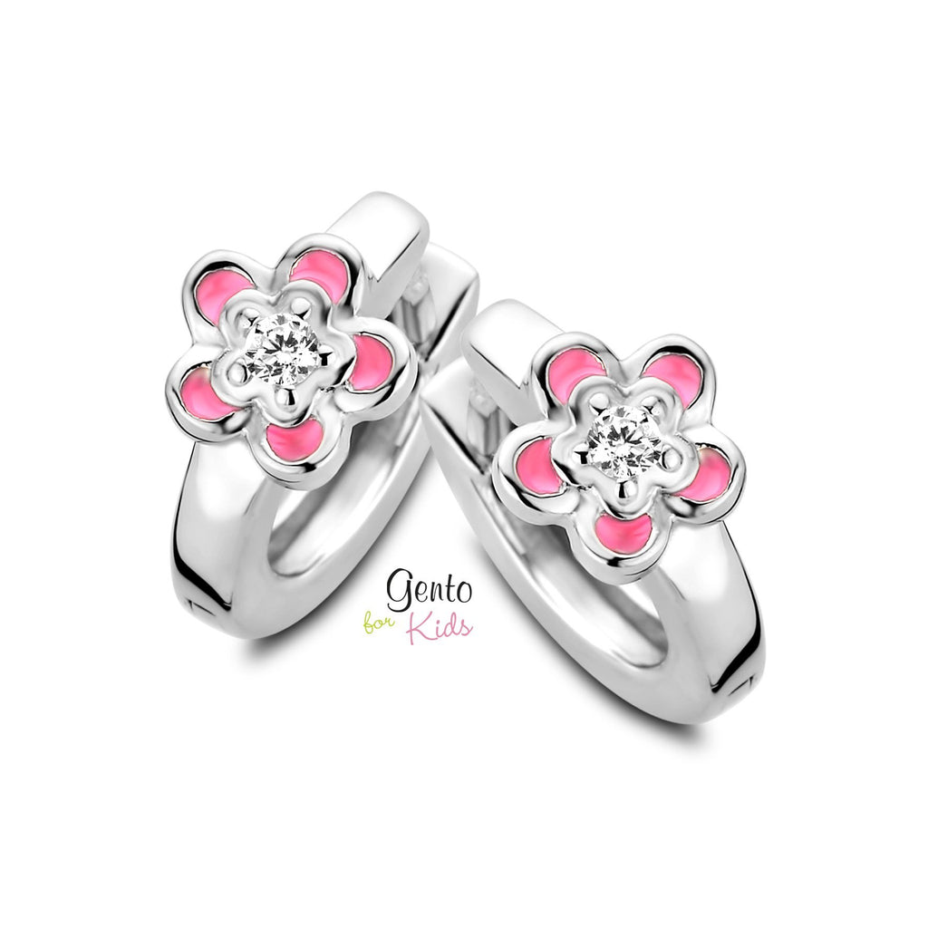 Zilveren kinder oorbellen bloemetjes roze met steentjes Gento kids oorringen/creolen - Staartjes en Strikjes